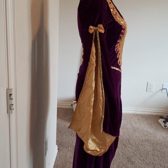 Halloween 🎃 Queen dress size small 👑 - Picture 6 of 9